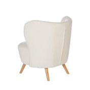 Sillón tapizado en color blanco con patas de madera.