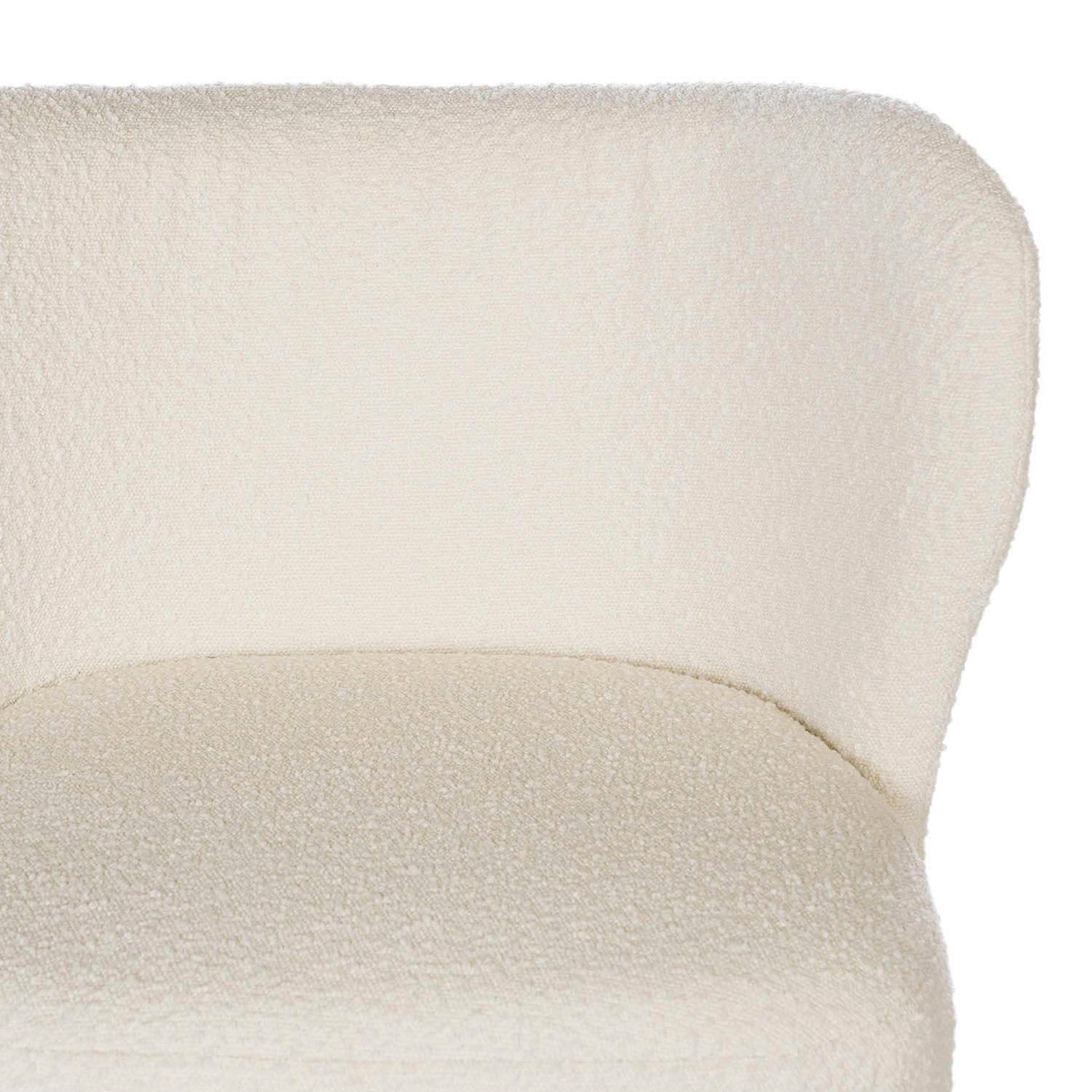 Sillón tapizado en color blanco con patas de madera.