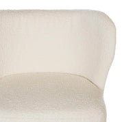 Sillón tapizado en color blanco con patas de madera.