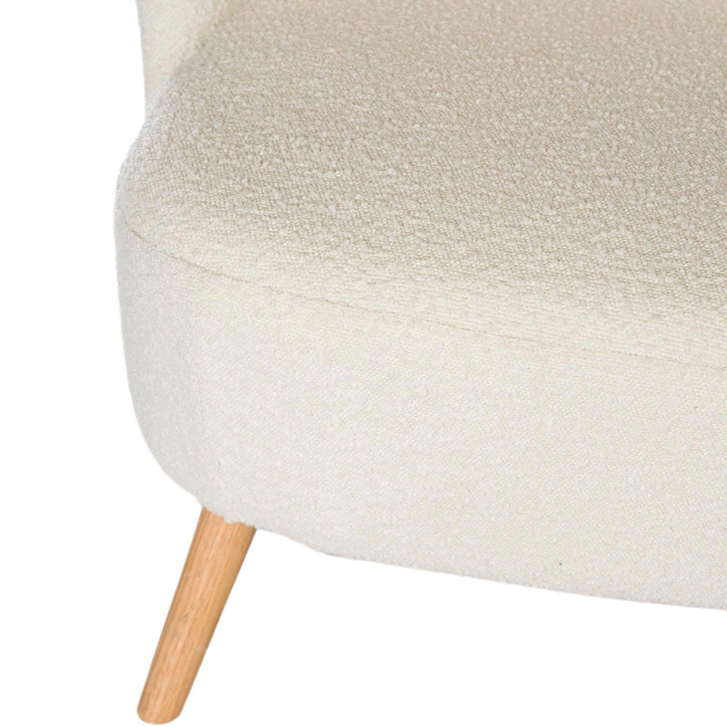 Sillón tapizado en color blanco con patas de madera.
