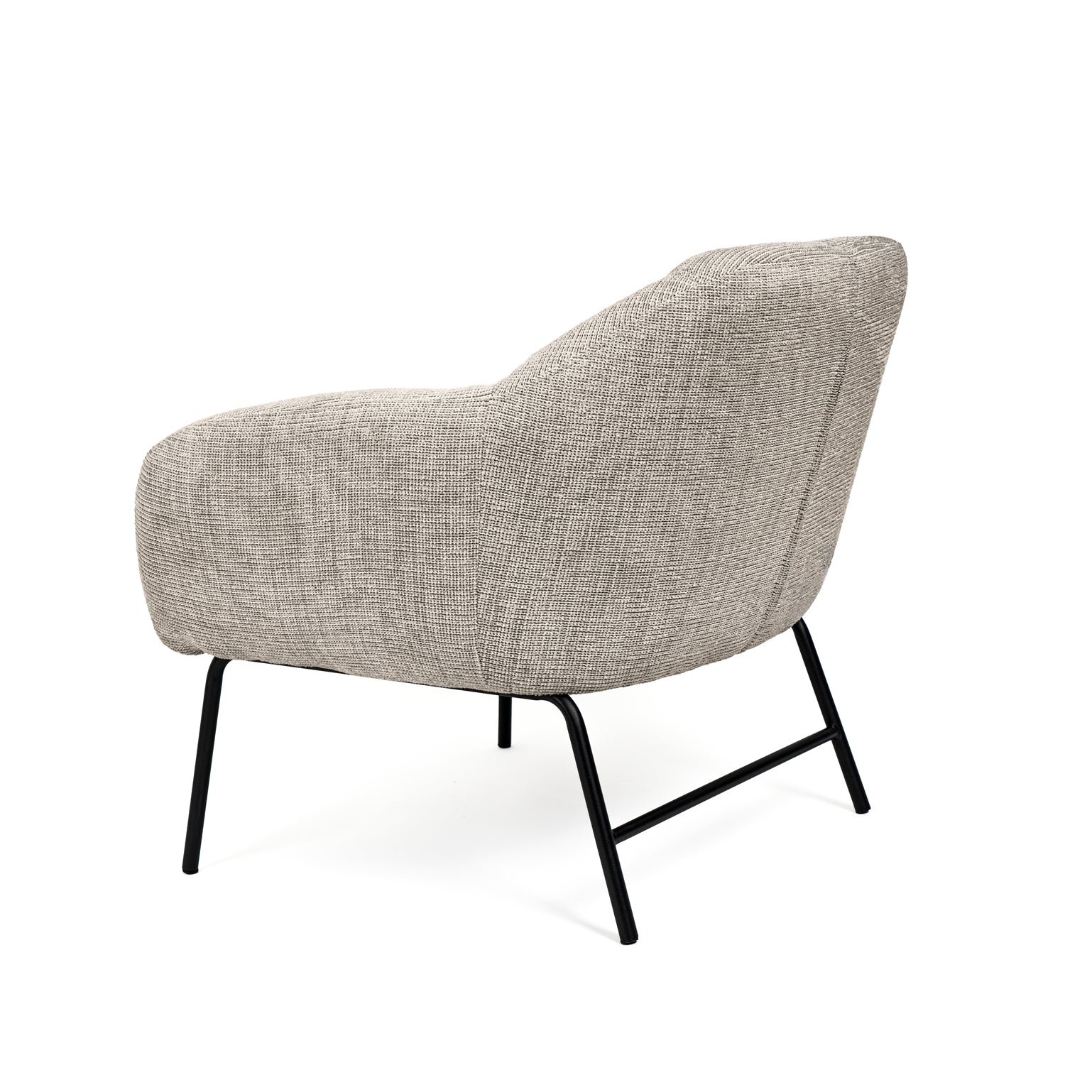 Sillón beige con patas de metal