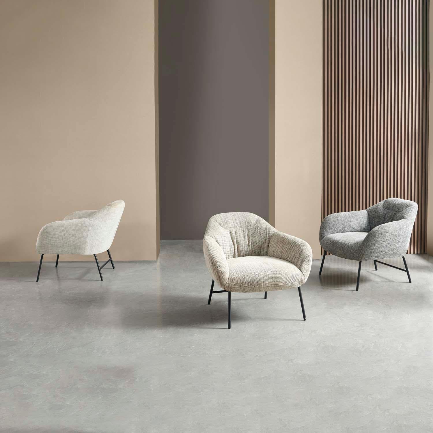 Sillón beige con patas de metal