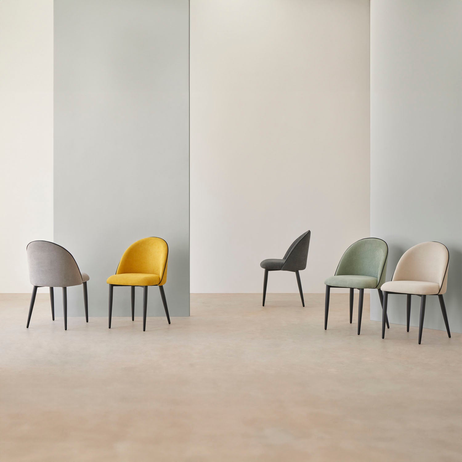 Cadeira Sloane Estofada clássica com Pé Preto