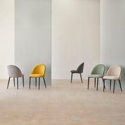 Cadeira Sloane Estofada clássica com Pé Preto