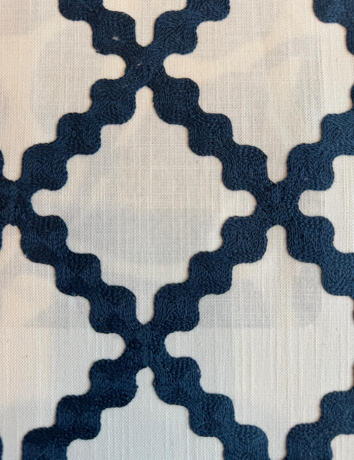 Almofada com Padrão Bordado Switthland