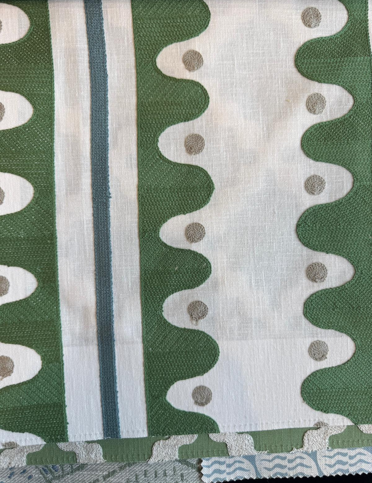 Almofada com Padrão Bordado Oakham Beje