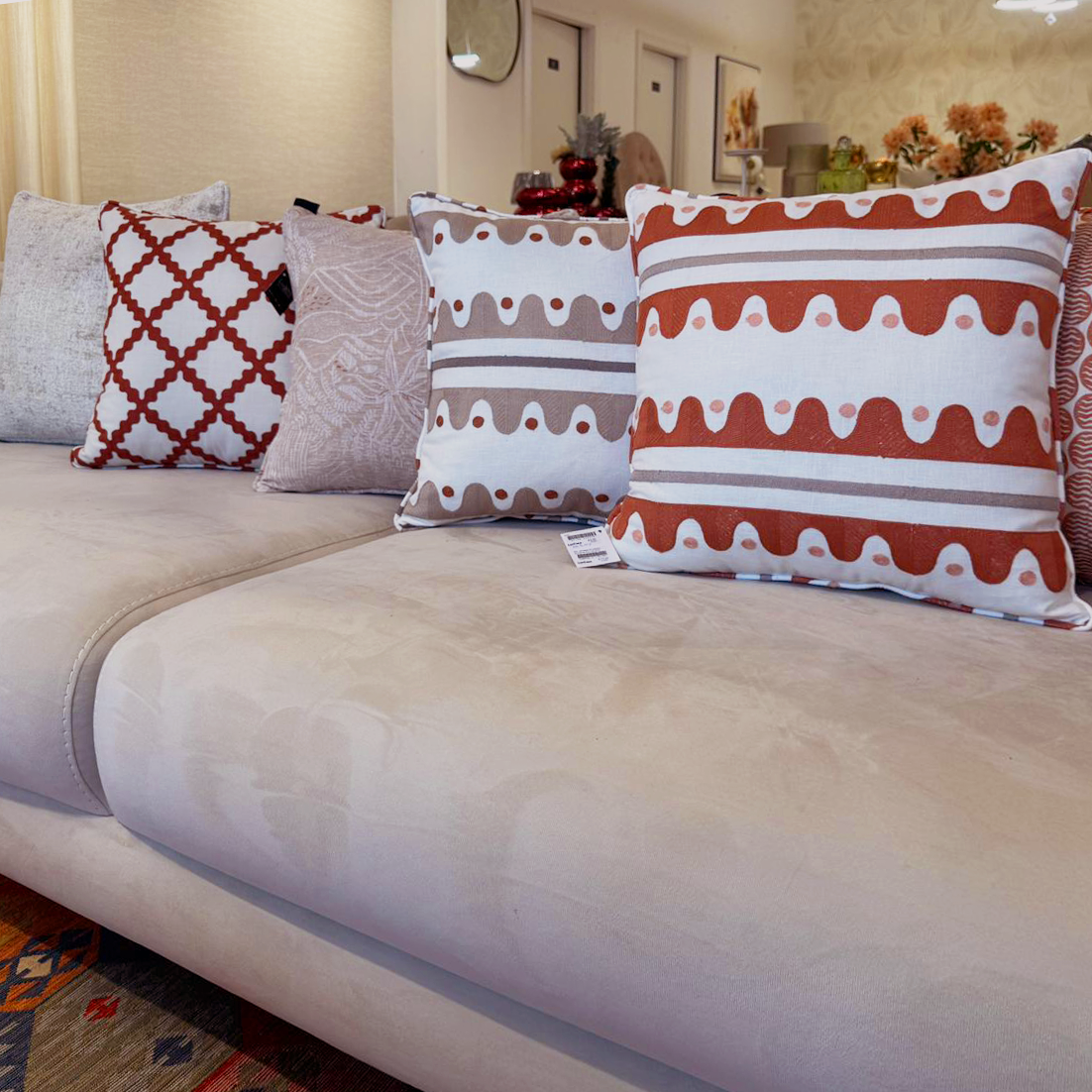 Almofada com Padrão Bordado Oakham Tijolo