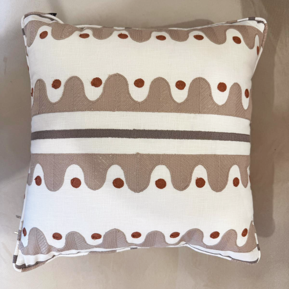 Almofada com Padrão Bordado Oakham Beje