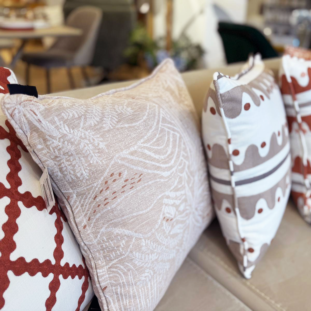 Almofada com Padrão Bordado Oakham Beje