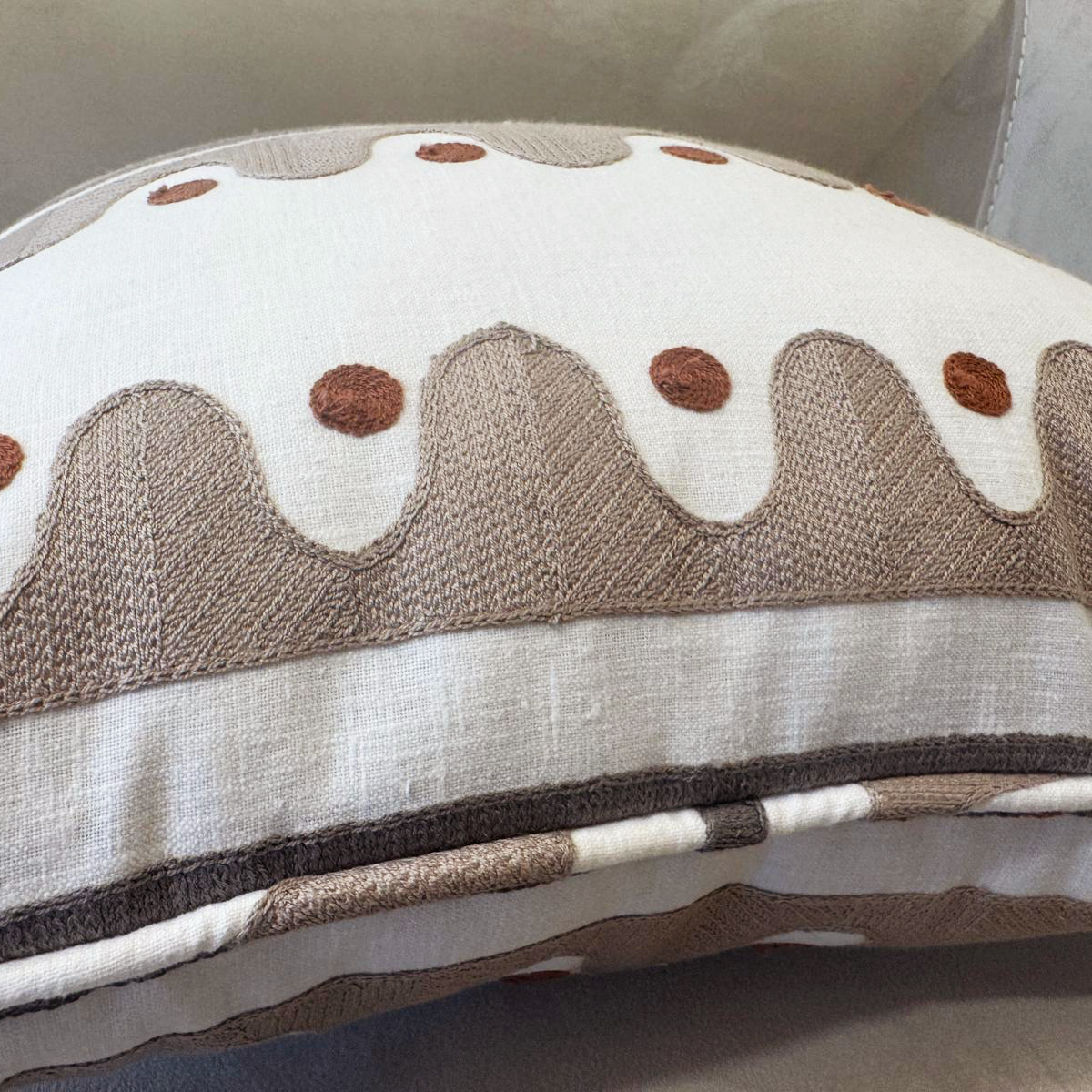 Almofada com Padrão Bordado Oakham Beje