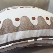 Almofada com Padrão Bordado Oakham Beje