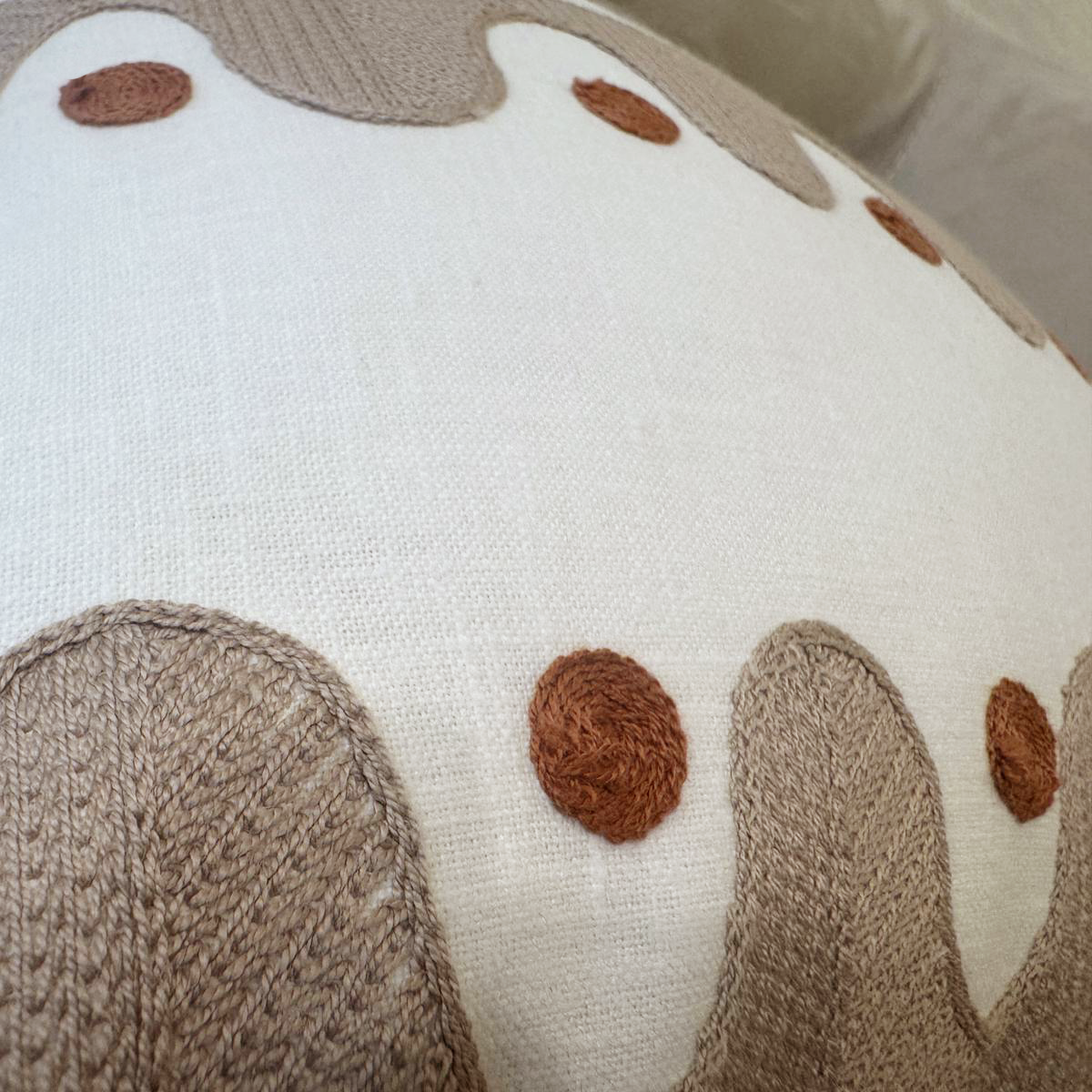 Almofada com Padrão Bordado Oakham Beje