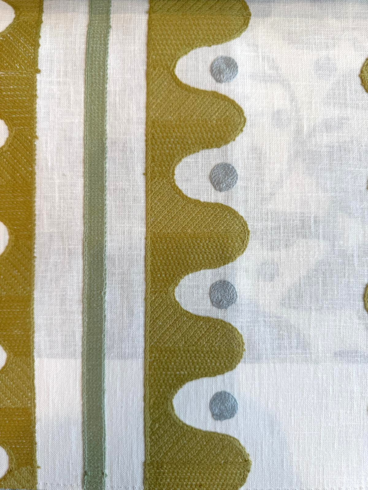 Almofada com Padrão Bordado Oakham Tijolo