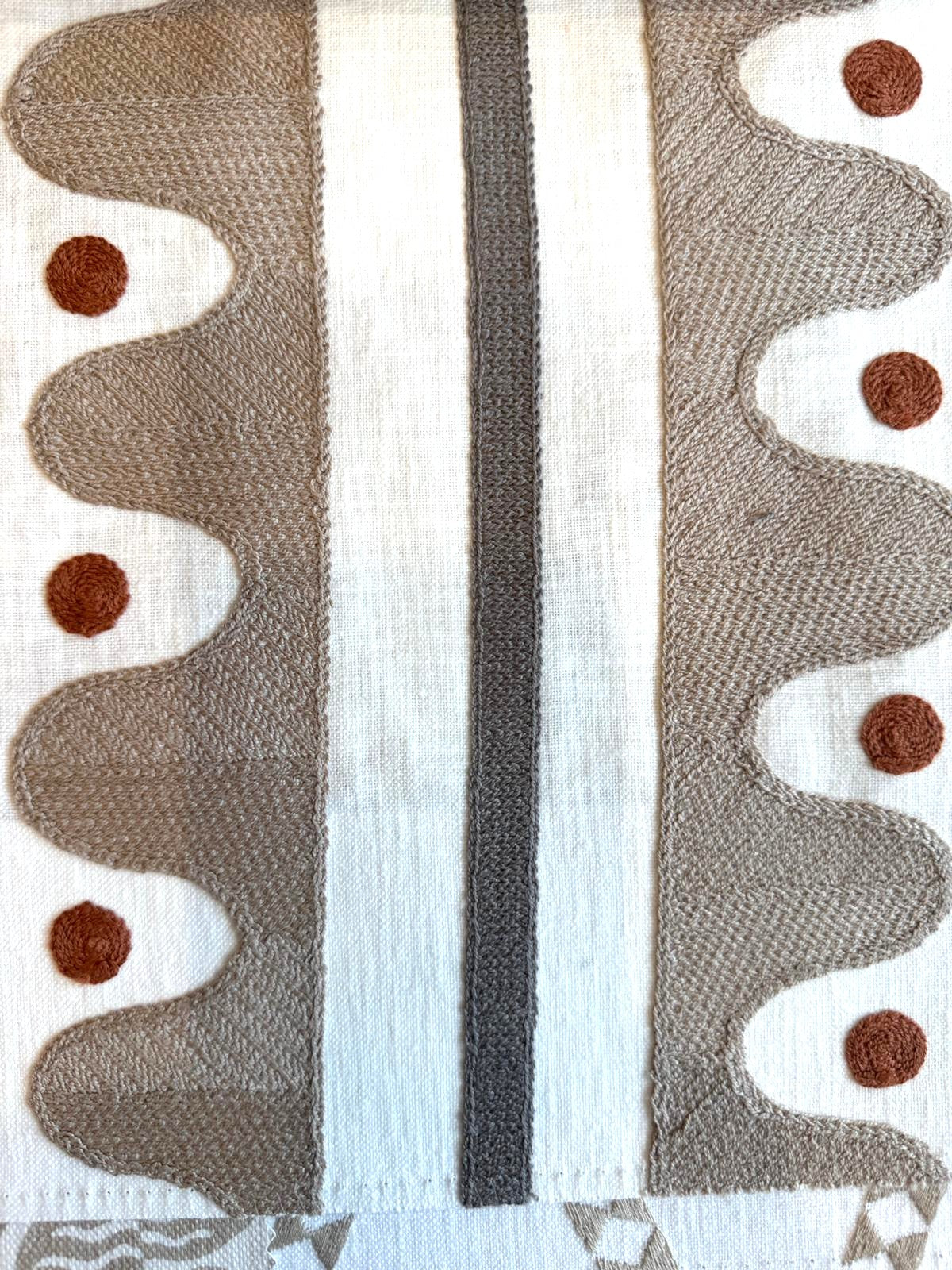 Almofada com Padrão Bordado Oakham Tijolo