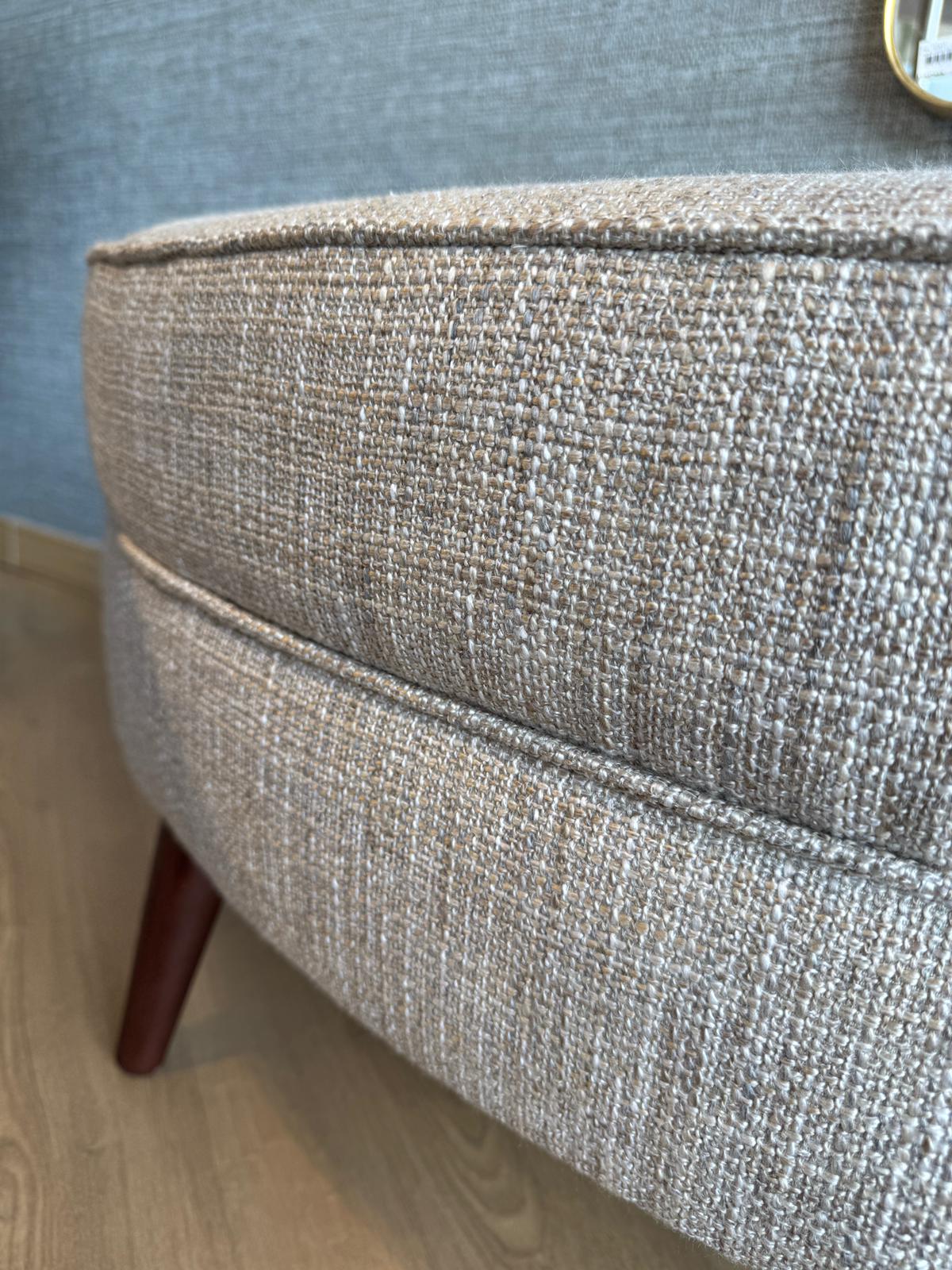 Banqueta Oval com Pé de Madeira