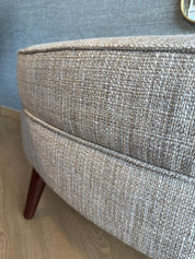 Banqueta Oval com Pé de Madeira