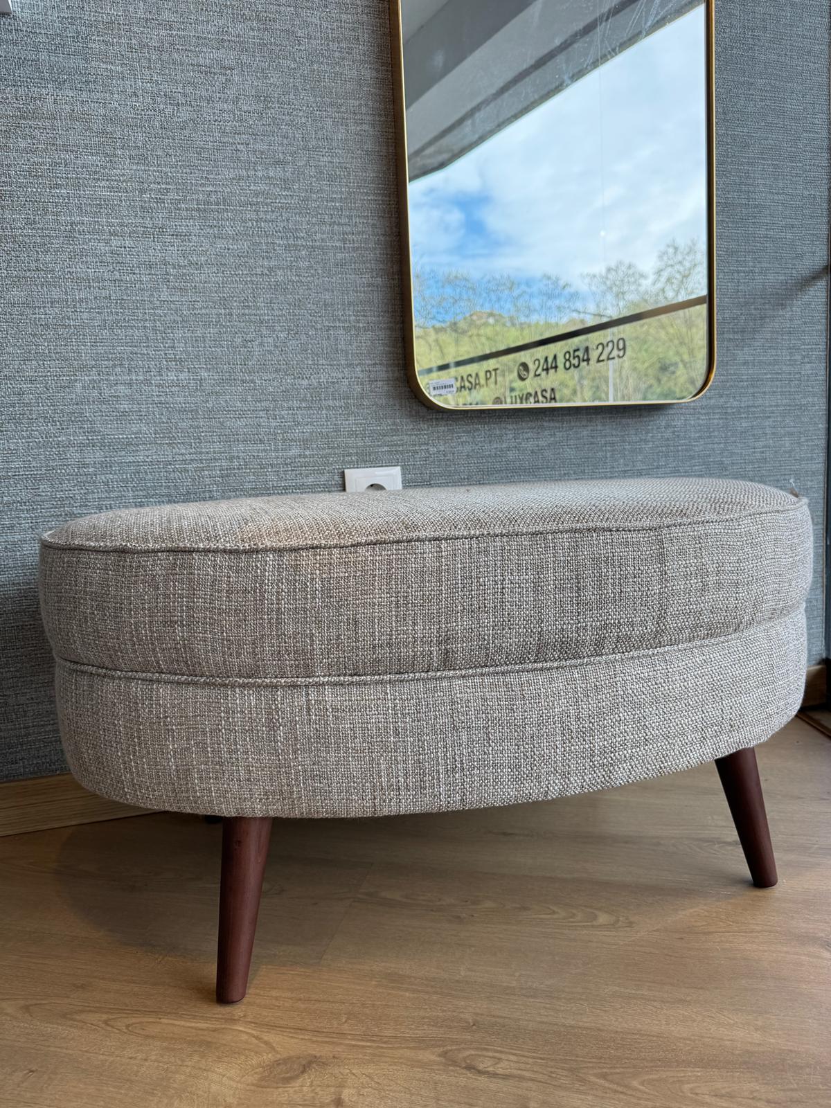 Banqueta Oval com Pé de Madeira