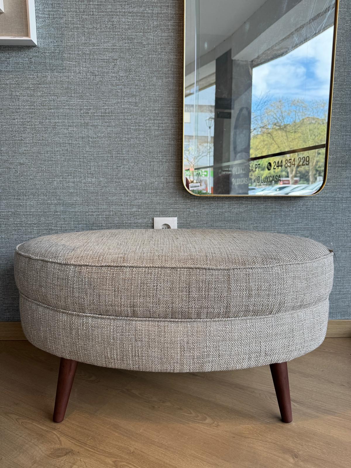 Banqueta Oval com Pé de Madeira