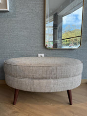 Banqueta Oval com Pé de Madeira