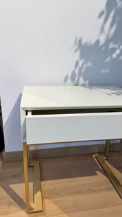 Mesa de Cabeceira Lacada com 1 Gaveta