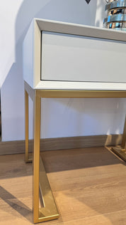 Mesa de Cabeceira Lacada com 1 Gaveta