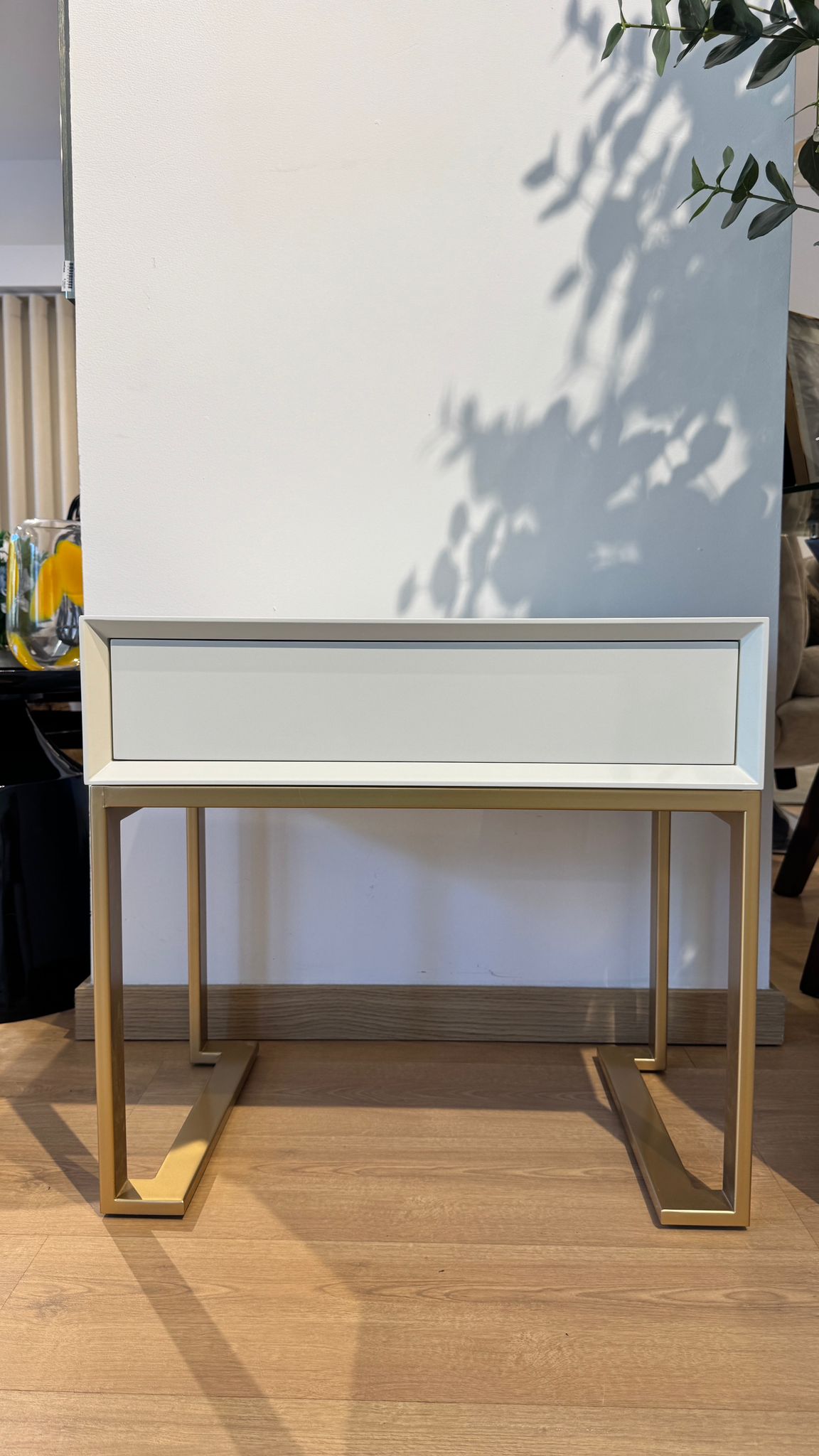 Mesa de Cabeceira Lacada com 1 Gaveta